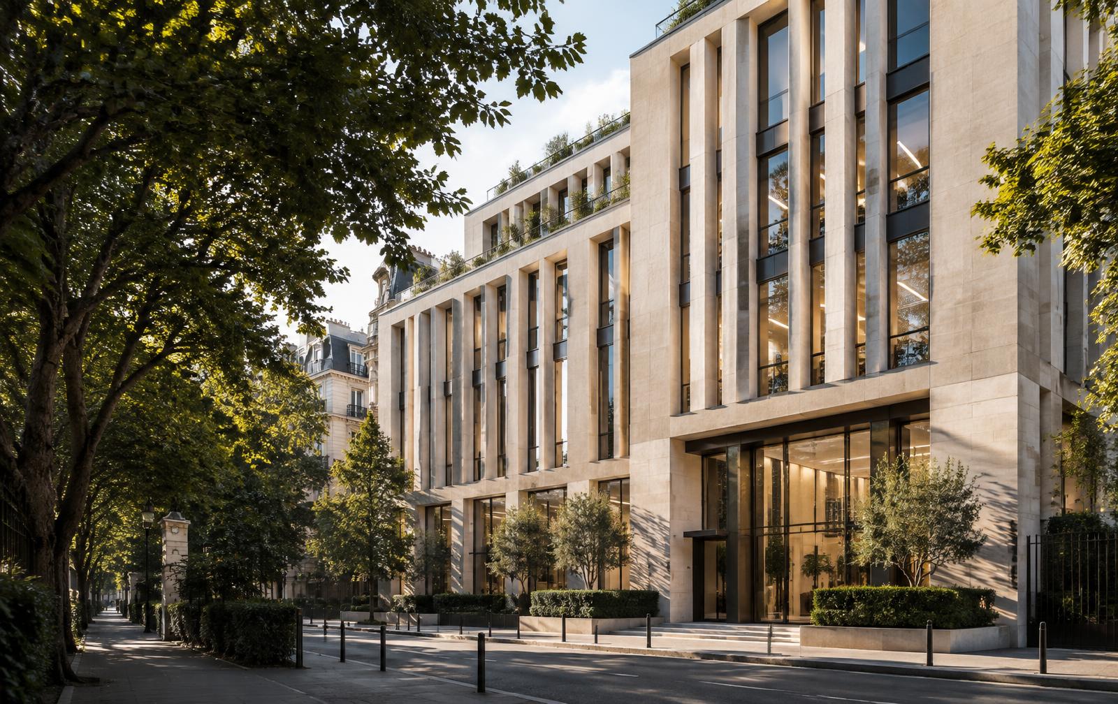 Façade d'un immeuble de bureaux contemporain bordé d'arbres